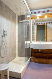 bagno con lavandino e doccia di B&B Hotel Roy a Silea