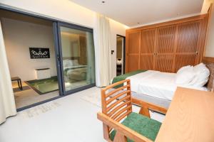 um quarto com uma cama e uma porta de vidro deslizante em Suffah Chalet em Nizwa