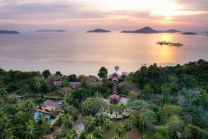 uma vista aérea de um resort e do oceano em Victoria Cliff Hotel & Resort, Kawthaung em Kawthaung