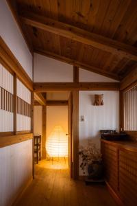 Villa Iizuna Plateau -飯綱高原の山荘- في ناغانو: غرفة مفتوحة مع أرضيات خشبية وأسقف خشبية