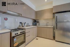 Kuchyň nebo kuchyňský kout v ubytování Mira Holiday Homes - Newly 2 bedroom in Downtown