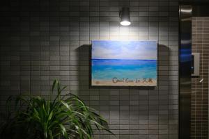 una foto de la playa en una pared en Coral Gate in Kume コーラルゲートイン久米, en Naha