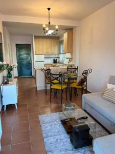 a living room with a couch and a table and a kitchen at Apto. Residencial La Alcaidesa in Alcaidesa