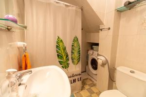 a bathroom with a sink and a washing machine at RentitSpain Casa Abanico a pasos de Castillo de Salobreña in Salobreña