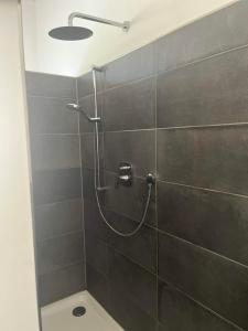 bagno con box doccia e servizi igienici di Löftchen a Roetgen