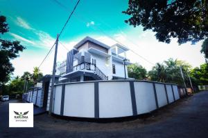 una casa blanca con una valla delante en Sai Residence, en Jaffna