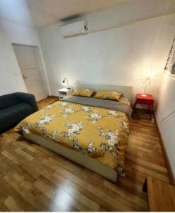 sypialnia z łóżkiem z żółtym kocem w obiekcie cozy apartment w Splicie