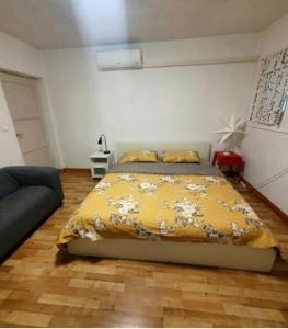 sypialnia z łóżkiem z żółtą kołdrą w obiekcie cozy apartment w Splicie