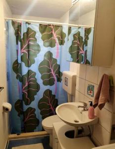 łazienka z zasłoną prysznicową, toaletą i umywalką w obiekcie cozy apartment w Splicie