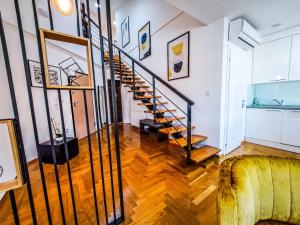 un soggiorno con scala in una casa di Lofty a Brčko
