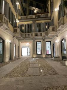 un pasillo vacío de un edificio con una habitación grande en IMHOME - Dante, en Milán