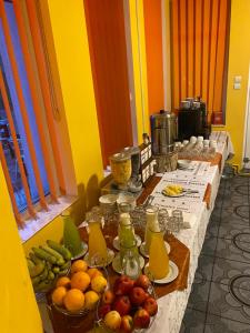 uma linha de buffet com fruta e sumo numa mesa em Hotel Dobsi em Bazna