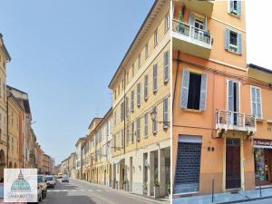 eine Straße mit Gebäuden an der Seite einer Straße in der Unterkunft Casa Samarotto in Reggio nell'Emilia