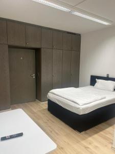 1 dormitorio con 2 camas y armarios de madera en Hannover 24 S en Hannover