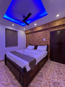a bedroom with a bed with a blue ceiling at Casa sportsman Appament in Calangute