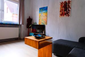 ein Wohnzimmer mit einem Sofa und einem Couchtisch in der Unterkunft Casa Colore with Garden and Courtyard in Wiesbaden