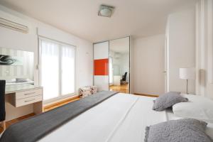 Posteľ alebo postele v izbe v ubytovaní VILLA MILLA with private pool, jacuzzi, sauna, gym, max. 8 person