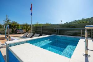 Bazén v ubytovaní VILLA MILLA with private pool, jacuzzi, sauna, gym, max. 8 person alebo v jeho blízkosti