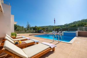 Bazén v ubytovaní VILLA MILLA with private pool, jacuzzi, sauna, gym, max. 8 person alebo v jeho blízkosti