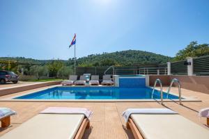 Bazén v ubytovaní VILLA MILLA with private pool, jacuzzi, sauna, gym, max. 8 person alebo v jeho blízkosti