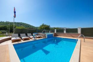 Bazén v ubytovaní VILLA MILLA with private pool, jacuzzi, sauna, gym, max. 8 person alebo v jeho blízkosti