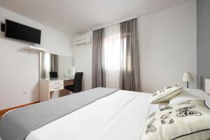 Posteľ alebo postele v izbe v ubytovaní VILLA MILLA with private pool, jacuzzi, sauna, gym, max. 8 person