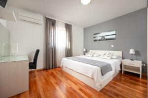 Posteľ alebo postele v izbe v ubytovaní VILLA MILLA with private pool, jacuzzi, sauna, gym, max. 8 person