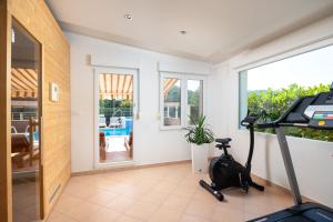 Bazén v ubytovaní VILLA MILLA with private pool, jacuzzi, sauna, gym, max. 8 person alebo v jeho blízkosti
