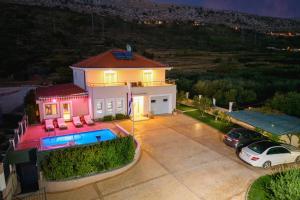 Bazén v ubytovaní VILLA MILLA with private pool, jacuzzi, sauna, gym, max. 8 person alebo v jeho blízkosti
