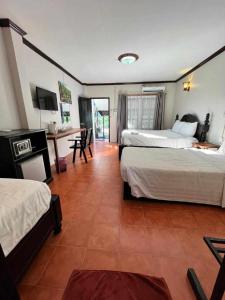 Habitación de hotel con 2 camas y escritorio en Nice view guesthouse en Vang Vieng
