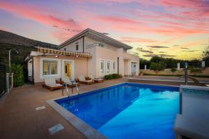Bazén v ubytovaní VILLA MILLA with private pool, jacuzzi, sauna, gym, max. 8 person alebo v jeho blízkosti