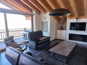 a living room with a couch and a coffee table at Ski Paradise MOUNTAIN & LUXE apartments in Veysonnaz