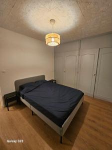 En eller flere senge i et værelse på La Maison cosy de ville 3 chambres