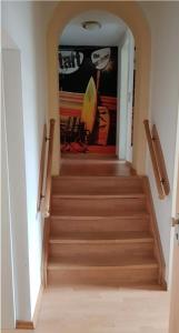 un pasillo con escaleras con una pintura en la pared en Urlaub am Meer in eigener 50qm Wohnung en Wilhelmshaven