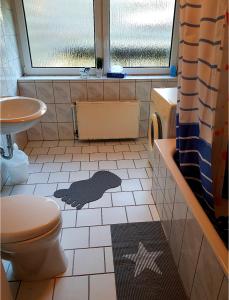 y baño con aseo y lavamanos. en Urlaub am Meer in eigener 50qm Wohnung en Wilhelmshaven