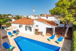 - une vue aérienne sur une villa avec une piscine dans l'établissement Villa Can Bolduc by Villa Plus, à Cala en Blanes