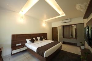 A bed or beds in a room at jungle view resort