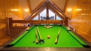 Biliár nebo kulečník v ubytování Khaoyai Loghome Perfect for family