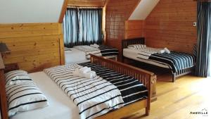 Postel nebo postele na pokoji v ubytování Khaoyai Loghome Perfect for family