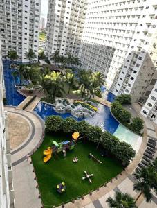 une vue aérienne sur une piscine dans une ville avec des bâtiments dans l'établissement Shore residences Ph, à Manille