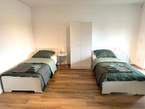 sypialnia z 2 łóżkami i szafą w obiekcie WohlfühlOase in Zülpich w mieście Zülpich