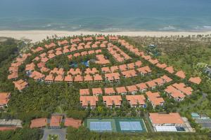 z powietrza widok na ośrodek w pobliżu plaży w obiekcie Resort Villa Da Nang Luxurious Abogo w mieście Da Nang
