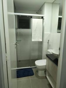 uma casa de banho com um chuveiro, um WC e um lavatório. em Stay GRU - Loft Completo próx GRU airport - Guarulhos em Guarulhos