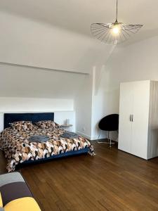 1 dormitorio con cama y techo en Appartement Saphir - 3 pers. - Sedan, en Sedan