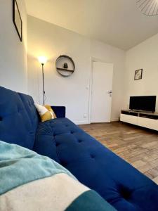 un gran sofá azul en la sala de estar en Appartement Saphir - 3 pers. - Sedan, en Sedan