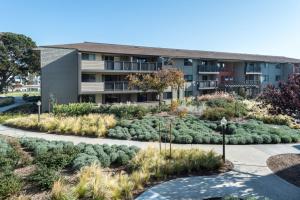 an apartment building with a garden in front of it at Foster City 2BR w Gym Pool WD nr highways SFO-585 in Foster City