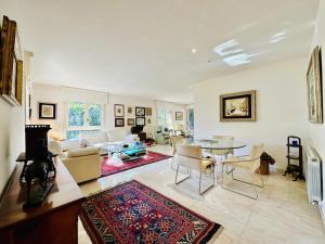 a living room with a couch and a table at Atrium CostaBravaSi in Santa Cristina d'Aro