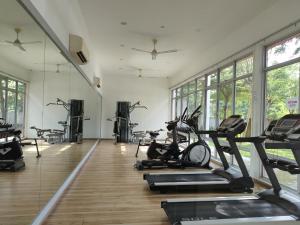 - une salle de sport avec tapis de course et machines elliptiques dans l'établissement Warm and cozy apartment@JB, à Johor Bahru