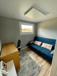 - une chambre avec un lit bleu et un bureau dans l'établissement Domek Veli Stawinoga, à Stawinoga