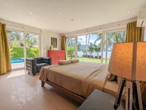 ein Schlafzimmer mit einem großen Bett und einem großen Fenster in der Unterkunft Beachfront 5-bedroom Villa - by KohChangVillas in Ko Chang + 32 Fotos